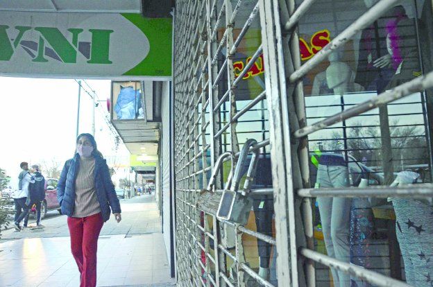 Las restricciones a la circulación y a la actividad comercial continuarán, al menos, una semana más, buscando bajar la ola de contagios por COVID.