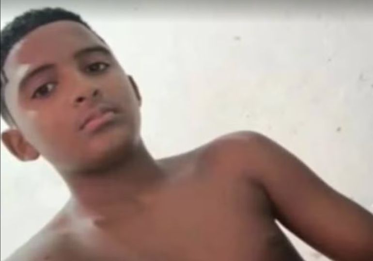 La víctima del ataque del tiburón fue identificada como Deivson Rocha Dantas, de 13 años. La víctima del ataque del tiburón fue identificada como Deivson Rocha Dantas, de 13 años.