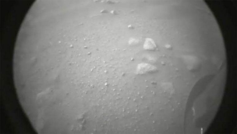 Según los científicos, los lentes de la cámara aún tienen polvo del aterrizaje.