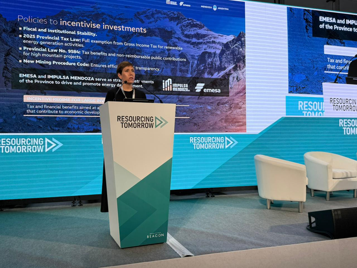 Jimena Latorre en el escenario principal de Resourcing Tomorrow 2025: “Mendoza demuestra que vino y cobre pueden coexistir, como en Canadá o Australia”. Foto: prensa de Mendoza Jimena Latorre en el escenario principal de Resourcing Tomorrow 2025: “Mendoza demuestra que vino y cobre pueden coexistir, como en Canadá o Australia”. Foto: prensa de Mendoza