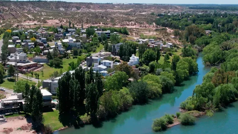 El hombre increpó a su ex pareja, cuando paseaba por el Paseo Costero acompañada de su nuevo novio. | LM Neuquen El hombre increpó a su ex pareja, cuando paseaba por el Paseo Costero acompañada de su nuevo novio.