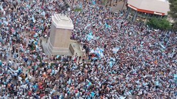 festejos accidentados: una motociclista casi se ahorca con una bandera festejos accidentados: una motociclista casi se ahorca con una bandera