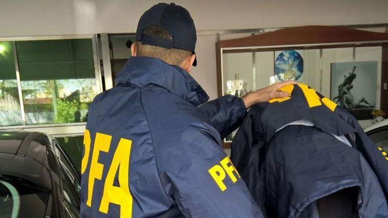 Detuvieron a dos prófugos a punto de subir a un cole