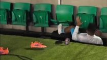insolito: un hincha entro corriendo a pedirle una foto a neymar y termino lesionando a otro jugador del santos insolito: un hincha entro corriendo a pedirle una foto a neymar y termino lesionando a otro jugador del santos
