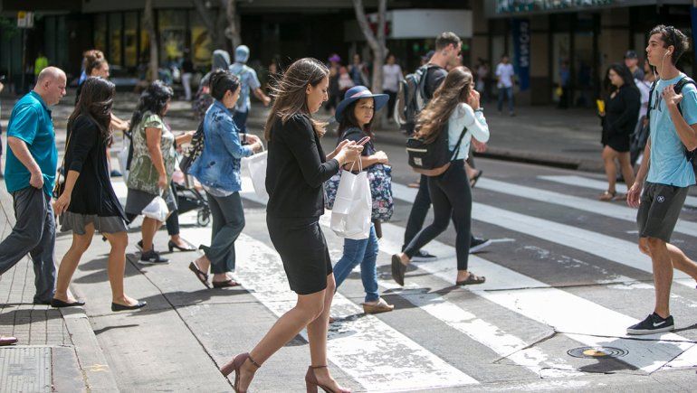 Caminar y chatear potencia el dolor de cabeza y cuello