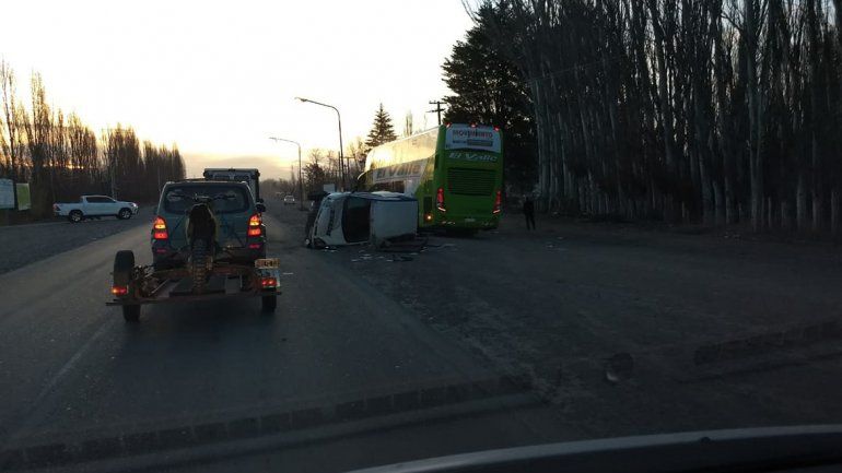 Camioneta terminó acostada tras un choque en el acceso a Isla Jordán