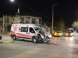 Fuerte choque en el Metrobús: una ambulancia quedó destrozada tras impactar contra un colectivo