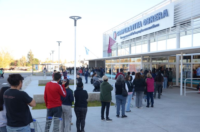 Extensas filas en la apertura de la nueva sucursal de la Cooperativa Obrera en Plottier.