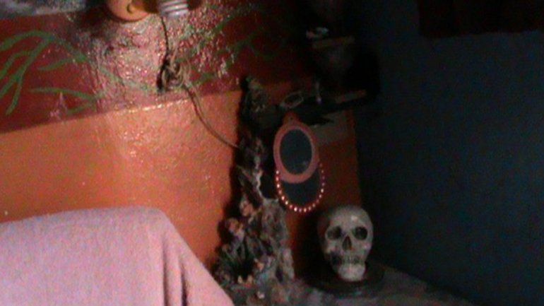 A Fernanda la asesinaron de cinco puñaladas y luego la incineraron. El santuario estaba en el inquilinato.