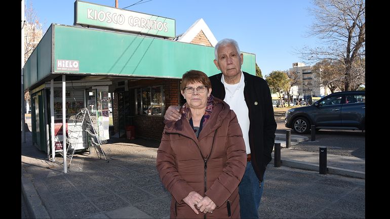 Amor, trabajo y complicidad: la dupla detrás del Kiosco Carlitos, un ícono del bajo neuquino