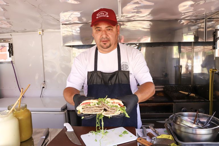 La familia que trajo los famosos sándwiches tucumanos a Neuquén y hoy tiene filas en su carrito del río