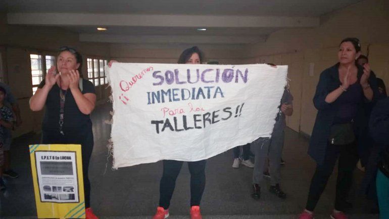 Hicieron un abrazo al EPET 8, otra escuela sin clases por problemas edilicios