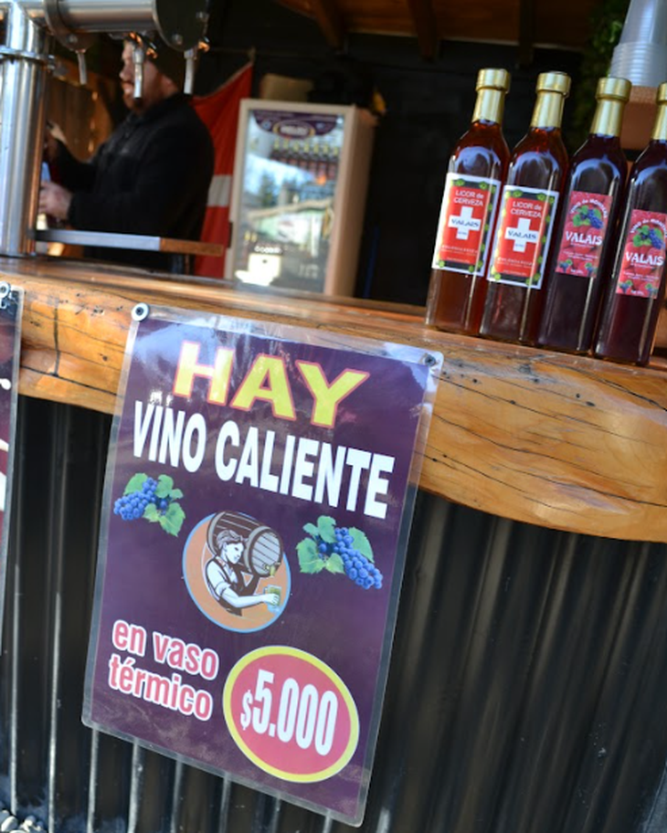 El vino caliente es bienvenido en los días fríos. El vino caliente es bienvenido en los días fríos.