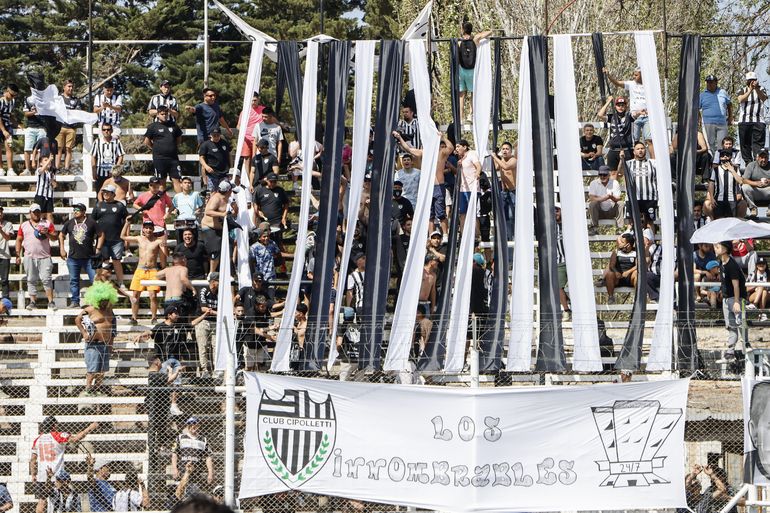 Otro de los sectores de la hinchada a puro fervor.
