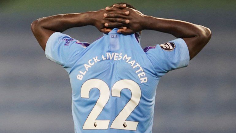 Benjamin Mendy seguirá encarcelado por sus delitos sexuales.