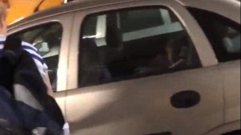 Dejó su hija encerrada en el auto con 35°C