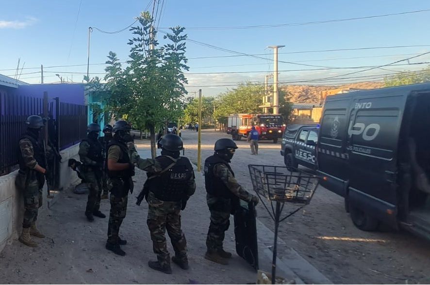 Tenso desalojo en el barrio Z1 a banda de narcomenudeo que usurpa casas