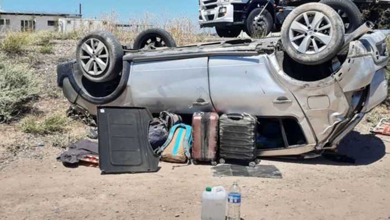 Pareja se salvó tras volcar sobre la Ruta Nacional 151