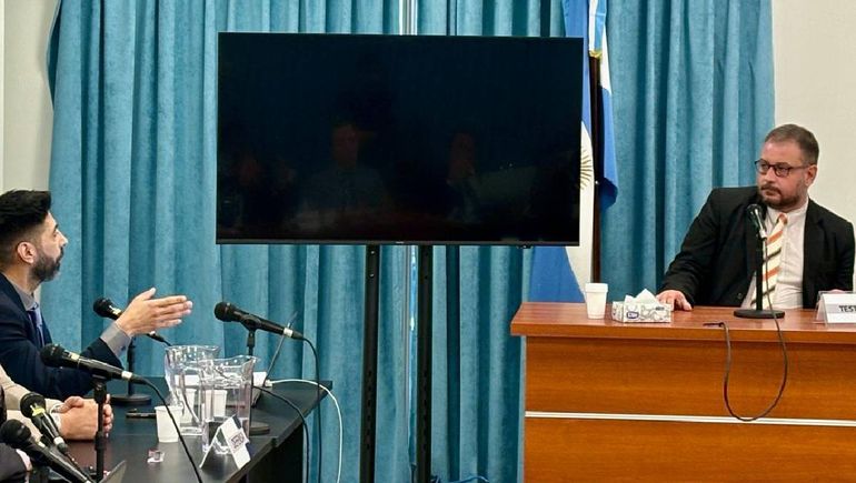 Juicio por estafa con planes sociales. El abogado Alfredo Cury armó tal escándalo porque no lo dejaron hablar al final de los alegados de la fiscalía, que terminó recusando al tribunal y tuvo que intervenir otro juez, Lucas Yancarelli. Juicio por estafa con planes sociales. El abogado Alfredo Cury armó tal escándalo porque no lo dejaron hablar al final de los alegados de la fiscalía, que terminó recusando al tribunal y tuvo que intervenir otro juez, Lucas Yancarelli.