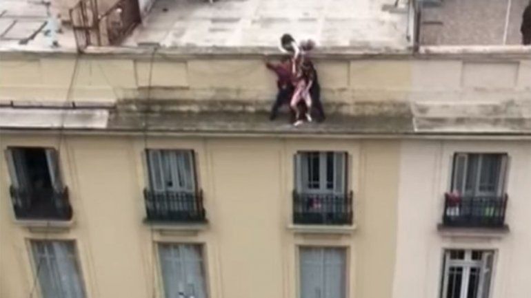 Policías héroes rescataron a una mujer que intentó suicidarse