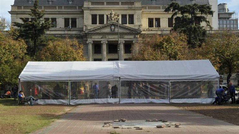 Desde ayer instalaron una carpa frente a la Casa de Gobierno de Bs. As.