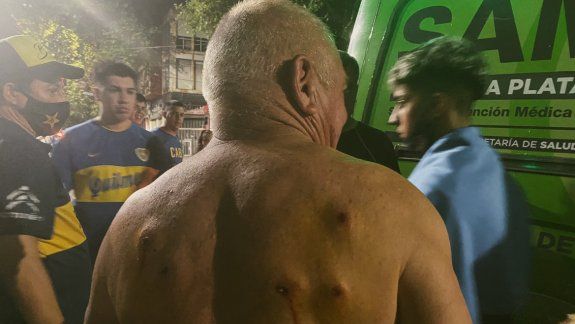 la policia reprimio a los hinchas de boca en la plata