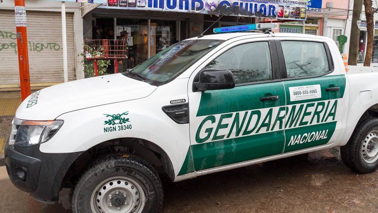 El personal de Gendarmería Nacional ha detectado millones en productos de contrabando que ingresaron al país en Misiones. El personal de Gendarmería Nacional ha detectado millones en productos de contrabando que ingresaron al país en Misiones.