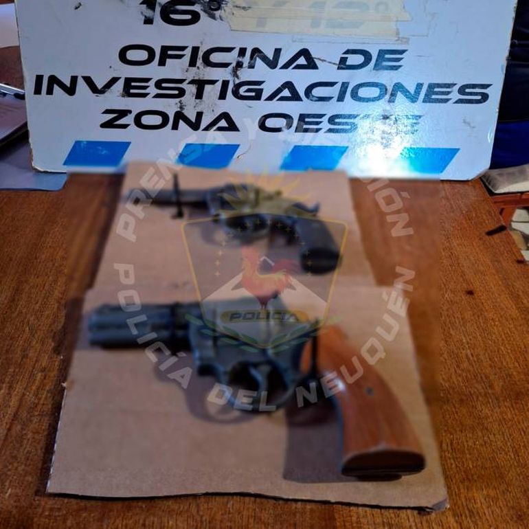 La Policía no solo recuperó herramientas sino también incautó dos revólveres.