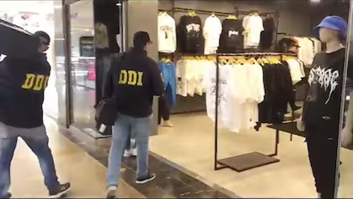 Robó los datos de la tarjeta de una clienta y compró un celular de casi mil dólares