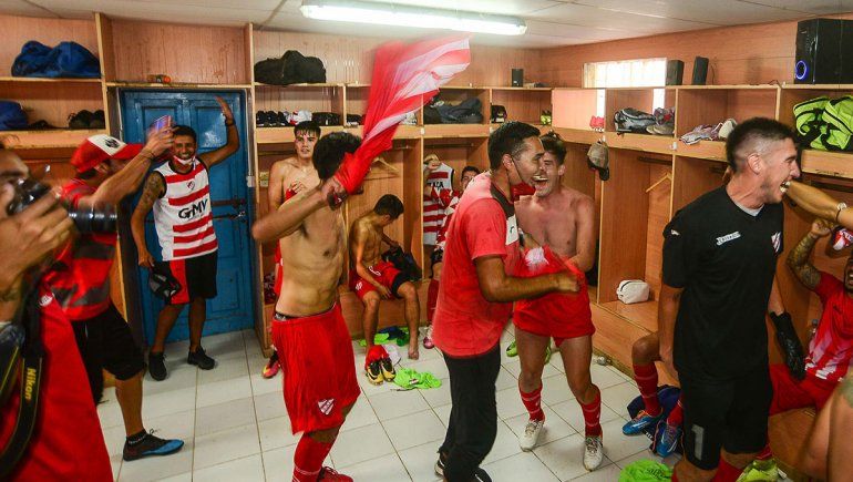 Mirá el loco e íntimo festejo de los pibes del Rojo que hacen historia