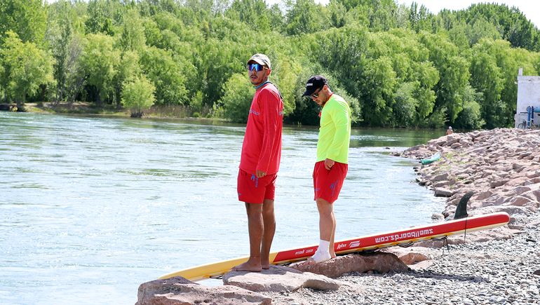 Los guardavidas en la costa del río Limay en Neuquén. Los guardavidas en la costa del río Limay en Neuquén.