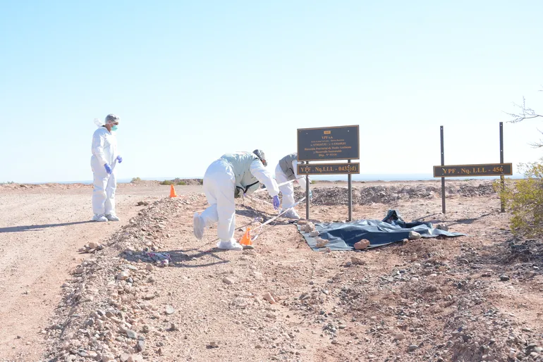 Personal de Criminalística del Poder Judicial trabajando en el lugar donde encontraron a la mujer enterrada. Nunca se supo la causa de la muerte ni su identidad.