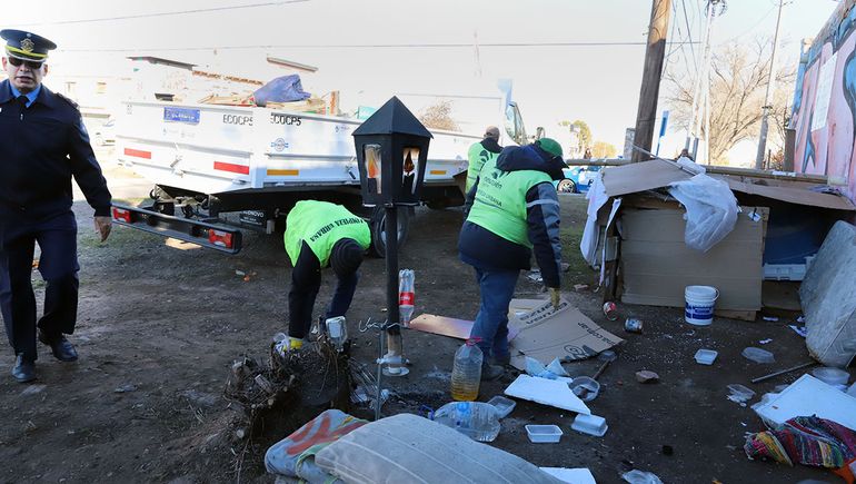 Desalojaron a personas de situación de calle en Leguizamón y las vías