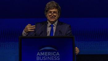 Entre la ilusión del peso y la seguridad del dólar: la batalla del presidente Milei que define al país. Entre la ilusión del peso y la seguridad del dólar: la batalla del presidente Milei que define al país.