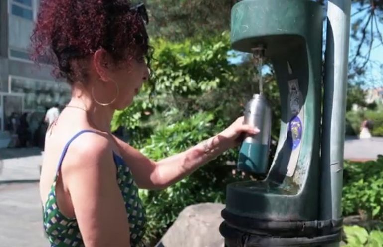 Las personas utilizan los puestos de agua potable para afrontar la ola de calor en Europa. Las personas utilizan los puestos de agua potable para afrontar la ola de calor en Europa.