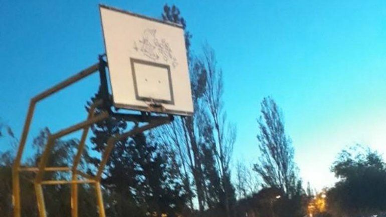 Rompieron el aro de la cancha comunitaria, se lo llevaron y pidieron disculpas