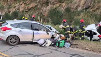 volvian de un casamiento y chocaron de frente en una curva: hay cuatro muertos y tres heridos graves volvian de un casamiento y chocaron de frente en una curva: hay cuatro muertos y tres heridos graves