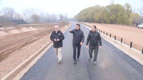 Gaido, Nicola y Domínguez recorriendo el Paseo Costero.