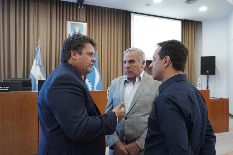 Jorge Sapag junto al diputado Claudio Domínguez t el intendente Mariano Gaido. Hombres fuertes del MPN.