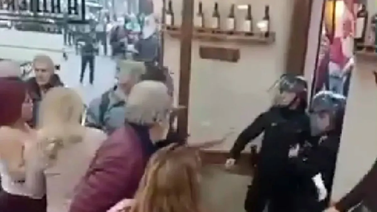 Brutal agresión a dos mujeres policías adentro de un bar en medio de los incidentes en el Congreso