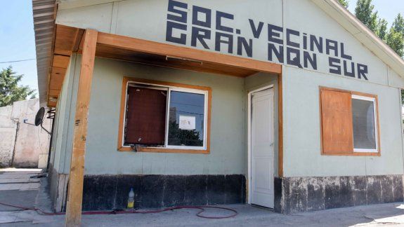 En el edificio, además de la vecinal, funciona una posta policial. Cuando el móvil salió a recorrer arrojaron una molotov. En el interior quedó todo dañado.