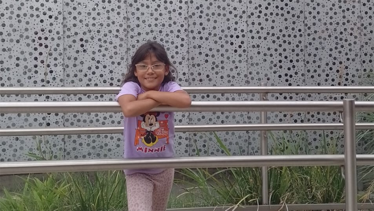 Una niña sufre una rara enfermedad y necesita ayuda para tratarse