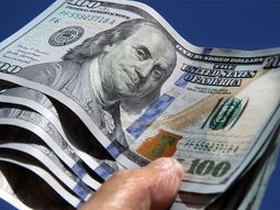 El dólar blue continúa en alza y en la jornada de hoy experimentó una suba de quince pesos con respecto al último día hábil.