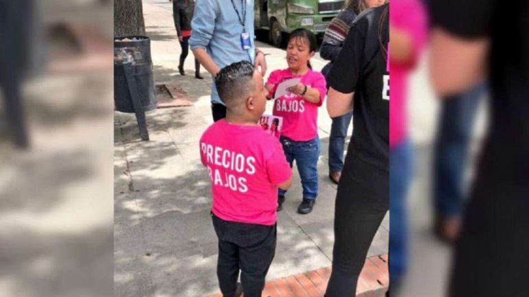 Colombia: polémica por una campaña de precios bajos con enanos