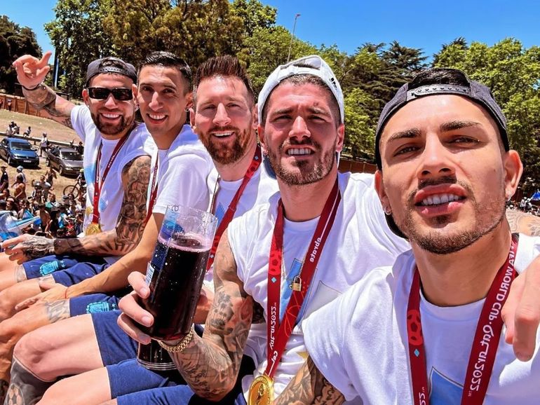 Messi y los muchachos de la Scaloneta meta fernet en el descapotable