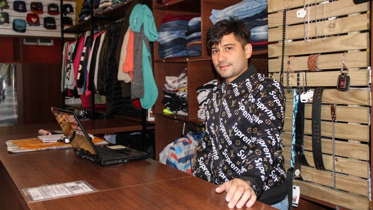 Marcos Castellano y su pareja donaron las prendas porque prefirieron no sacarles el precio de costo.