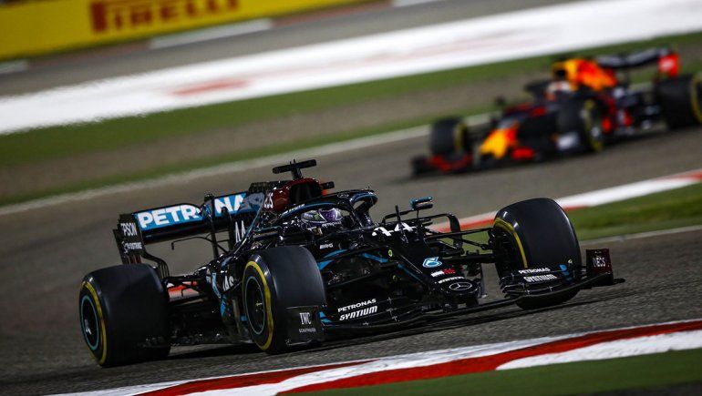 Lewis Hamilton ganó la caótica carrera de la Fórmula 1 en Bahréin.