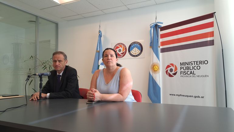 El fiscal jefe Agustín García y la fiscal del caso Lucrecia Solá brindaron una conferencia de prensa