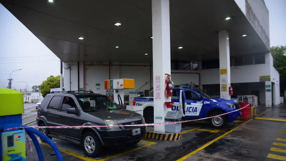 Investigan la muerte de un hombre en una estación de servicio: Lo bajaron del cuello