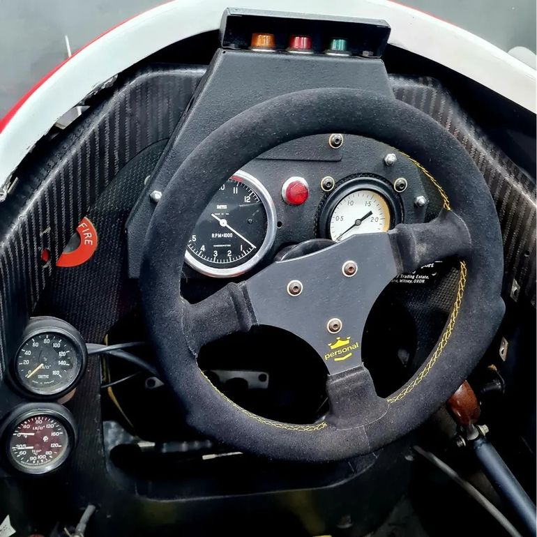 Lo rudimentario del cockpit del Toleman. Foto: Instagram @damonrelator. Lo rudimentario del cockpit del Toleman. Foto: Instagram @damonrelator.